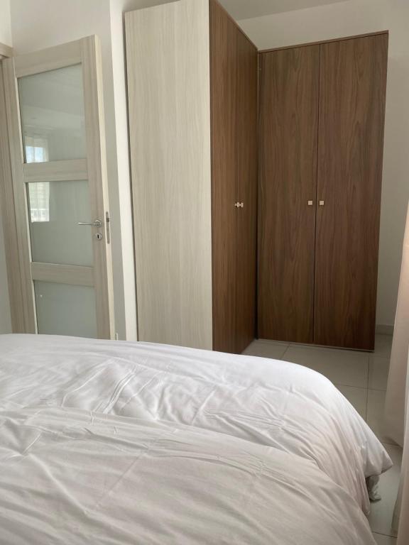 Postel nebo postele na pokoji v ubytování Msida Suites