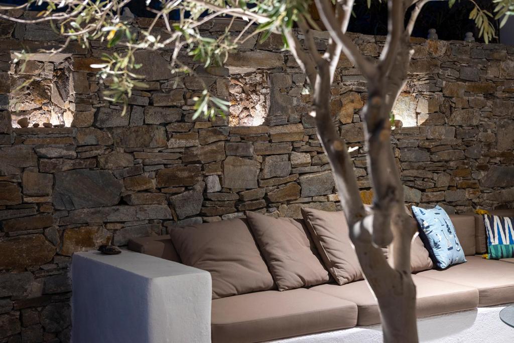A seating area at Serene suite IRIDA in Serifos