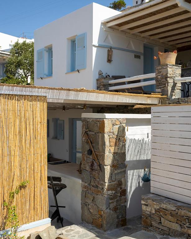 A balcony or terrace at Serene suite IRIDA in Serifos