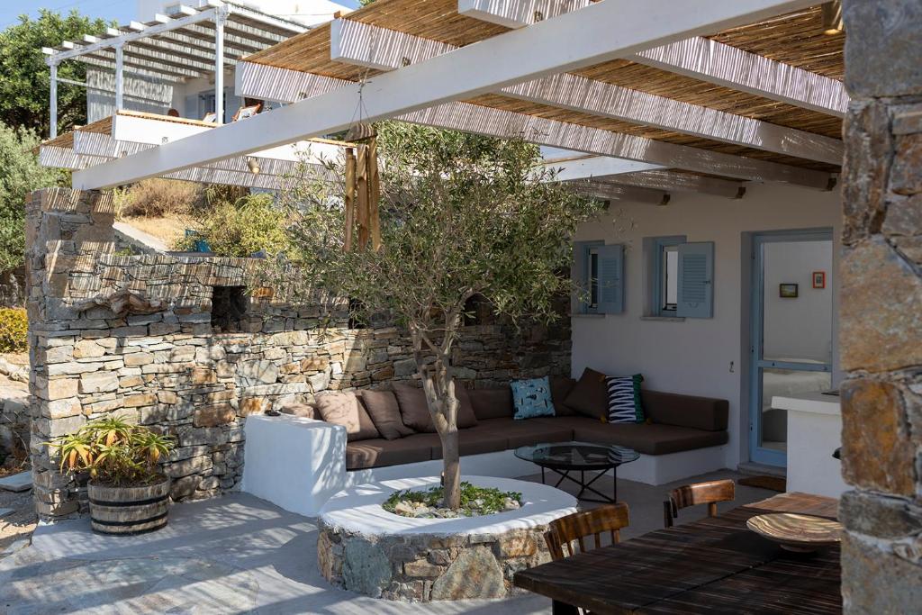 A garden outside Serene suite IRIDA in Serifos