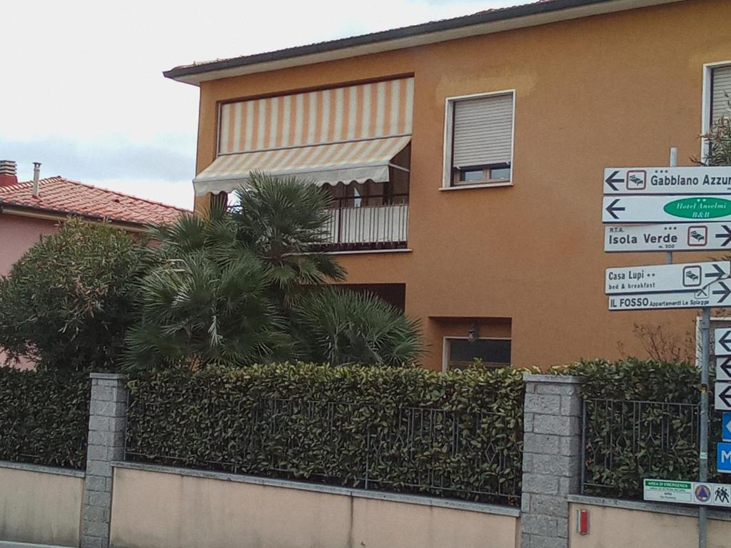 a street sign in front of a building at Appartamento Loretta in Marciana Marina