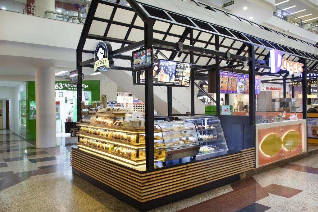 Supermarket nebo jiné obchody v  hotelu nebo okolí