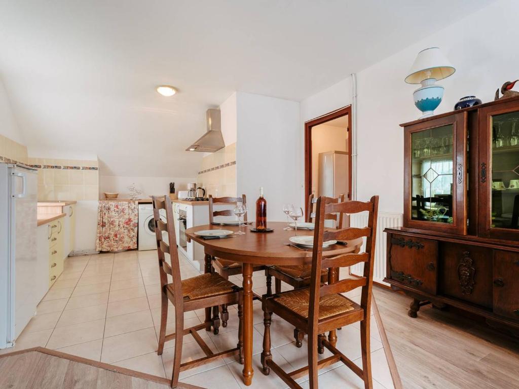 een keuken en eetkamer met een houten tafel en stoelen bij Appartement Carnac, 3 pièces, 4 personnes - FR-1-477-100 in Carnac