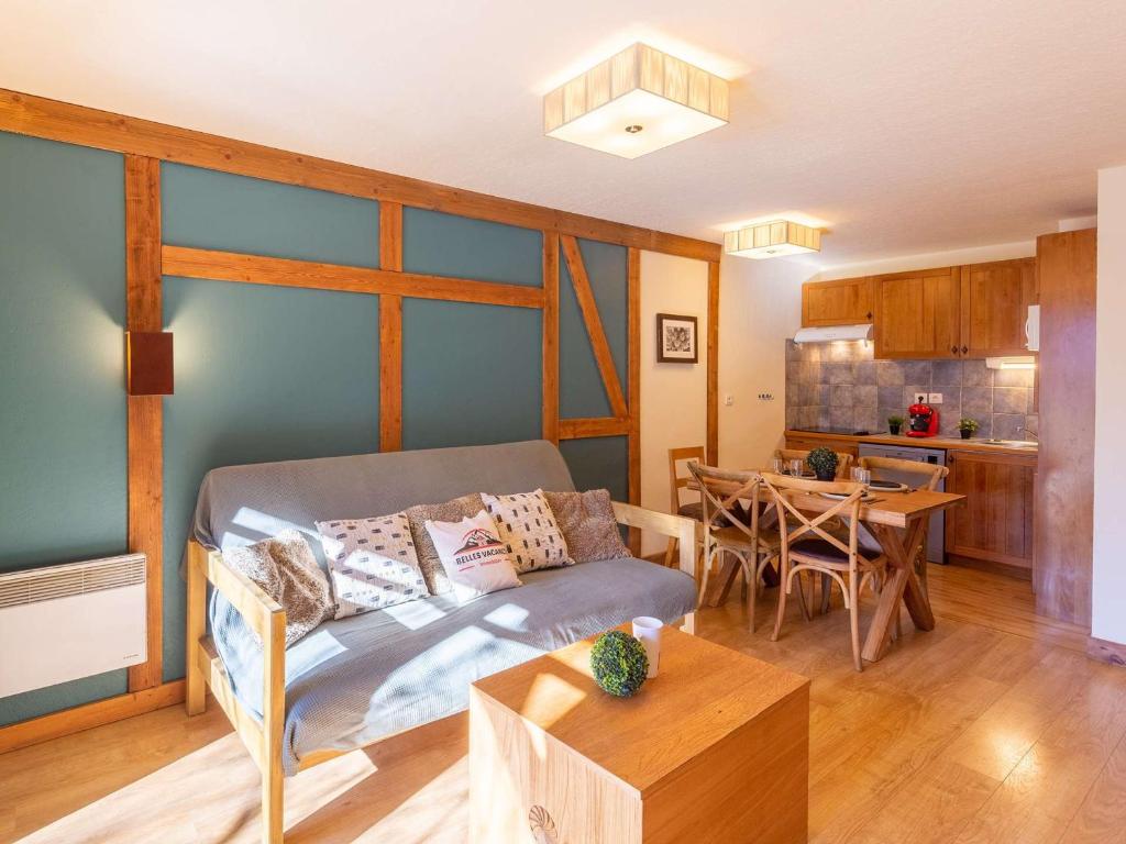 ein Wohnzimmer mit Sofa und Tisch in der Unterkunft Appartement central à Saint-Lary avec piscine, sauna et parking sécurisé - FR-1-296-398 in Saint-Lary-Soulan