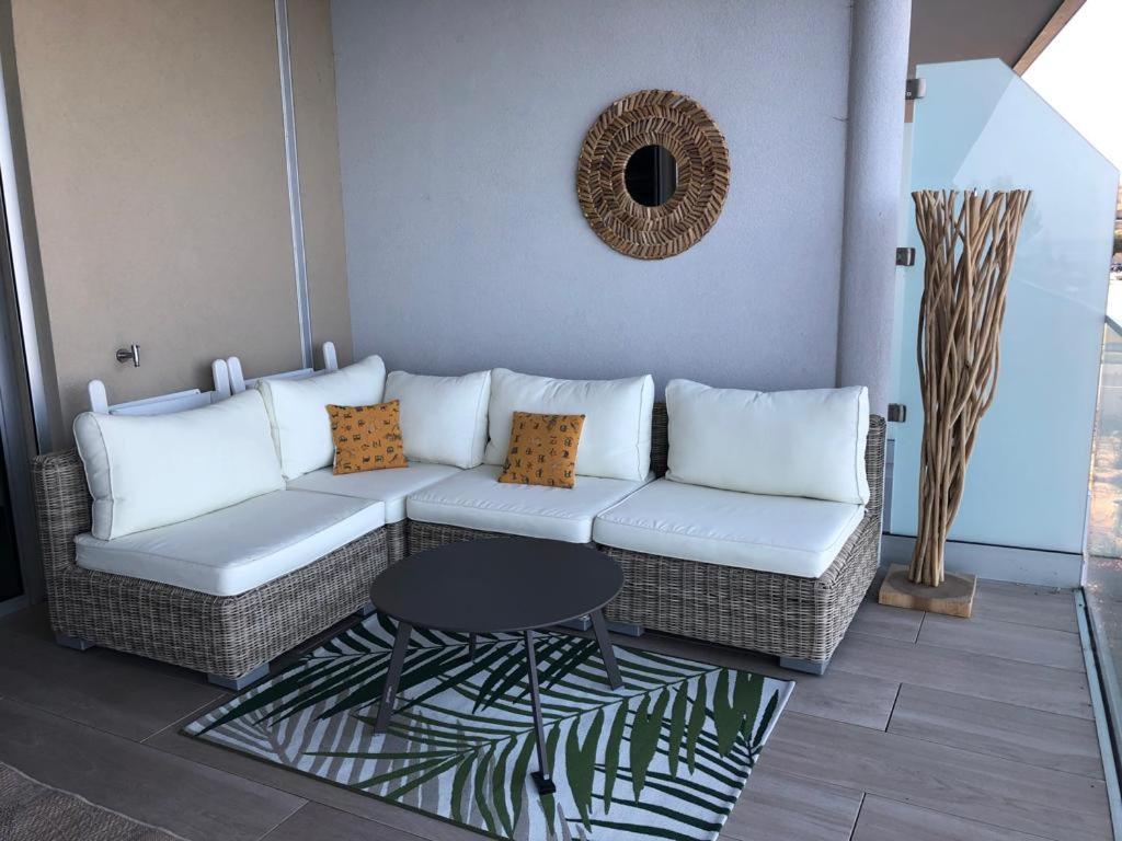 Posedenie v ubytovaní NEPITA- Vue mer- piscine en résidence de standing- clim-Wifi