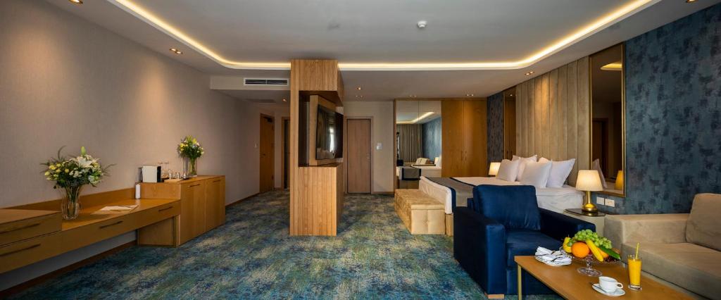 Deluxe One-Bedroom Apartment with Sea View - Free Beach Access