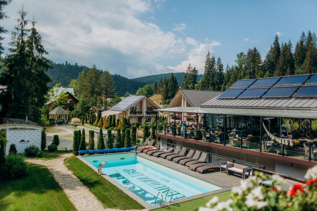 einen Luftblick auf ein Resort mit einem Pool in der Unterkunft Hotel Vedmezhyi Dvir in Bukowel