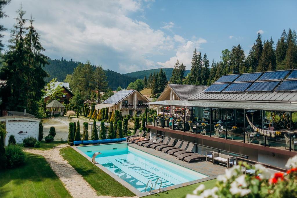 Bazén v ubytovaní Hotel Vedmezhyi Dvir alebo v jeho blízkosti