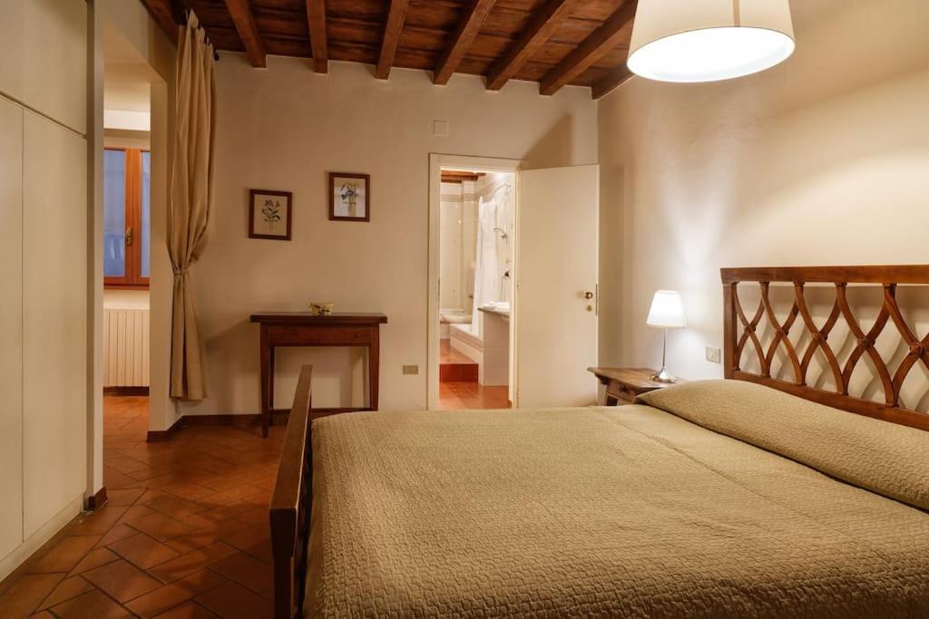 een slaapkamer met een groot bed in een kamer bij Corno in Florence