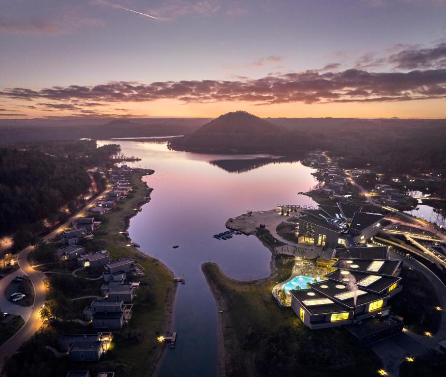 una vista aérea de una ciudad y un cuerpo de agua en Terhills Resort by Center Parcs, en Dilsen-Stokkem