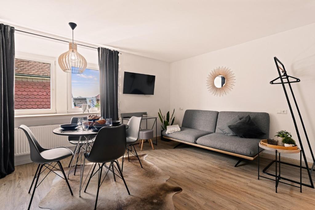 sala de estar con sofá y mesa en Einzimmerwohnung in Seenähe klimatisiert, en Friedrichshafen