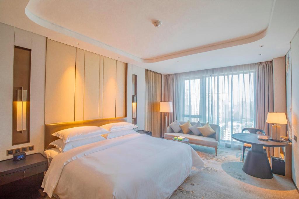 Postel nebo postele na pokoji v ubytování Sheraton Yunfu Xinxing Hotel
