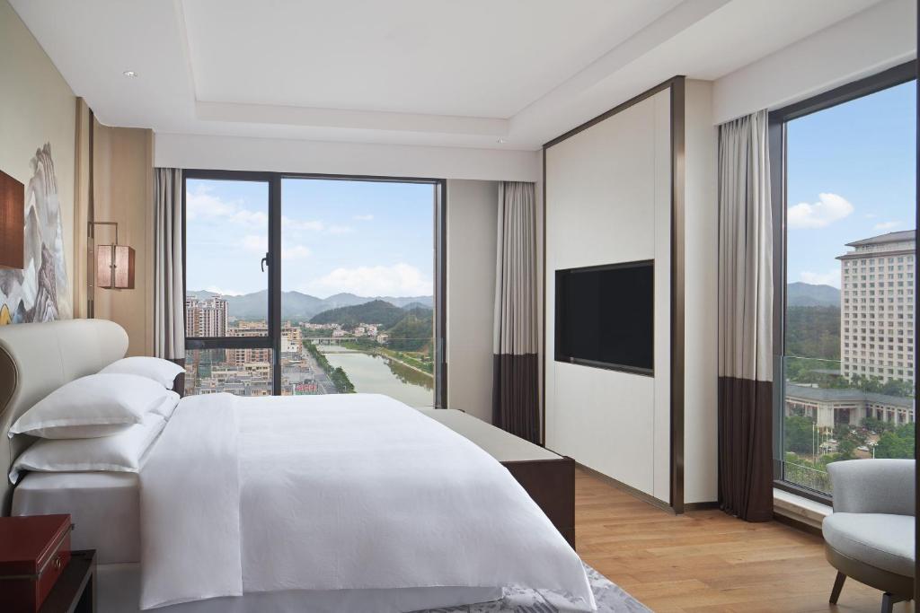 Postel nebo postele na pokoji v ubytování Sheraton Yunfu Xinxing Hotel