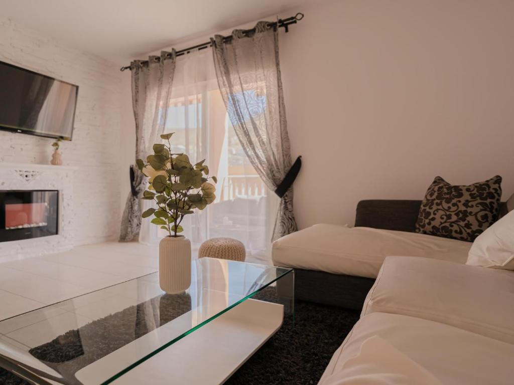 TV a/nebo společenská místnost v ubytování Sea Breezes Costa Adeje