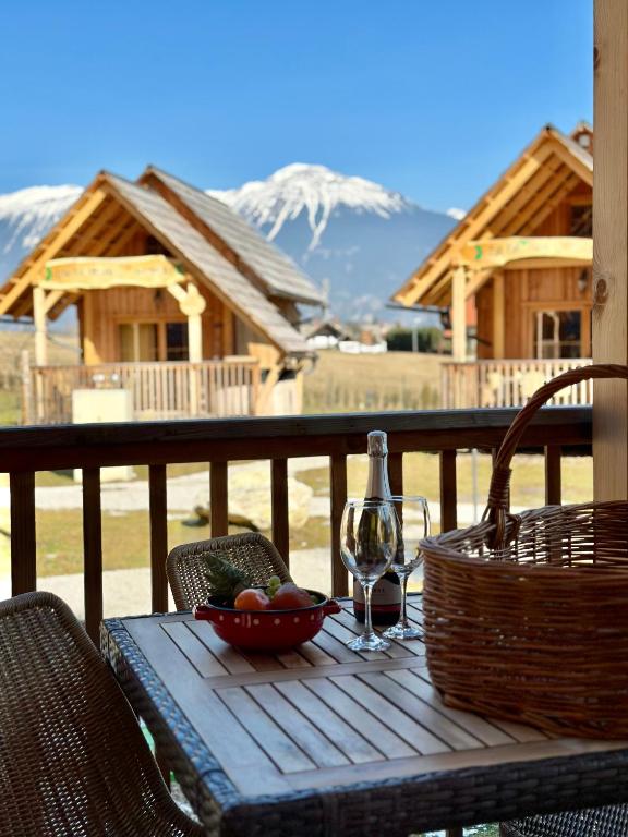 Nespecifikovaný výhled na hory nebo výhled na hory při pohledu z luxury tent