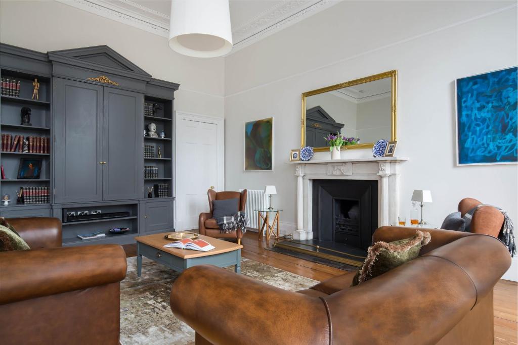 Magnificent Georgian 3-Bedroom Apartment in New Town - Apartamento De Tres Dormitorios