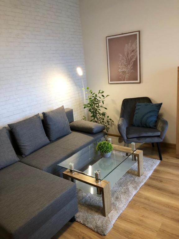 een woonkamer met een bank en een salontafel bij Apartment with a sun terrace,privat parking in Banská Bystrica