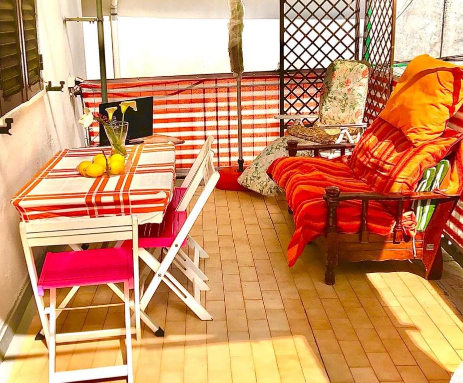 a balcony with a table and a table and a chair at CASA VACANZE ROSA BLU in Giffoni Valle Piana