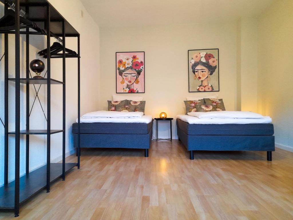 2 camas en una habitación con 2 literas en Apartment Schützenwiese, en Hildesheim
