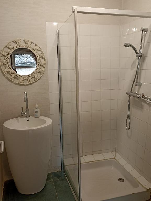 Kúpeľňa v ubytovaní Chambre indépendante - style studio - avec jardin à la campagne