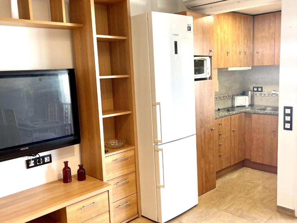 A kitchen or kitchenette at APARTBEACH ALBORAN 405 CON PISCINA y CLIMATIZADO