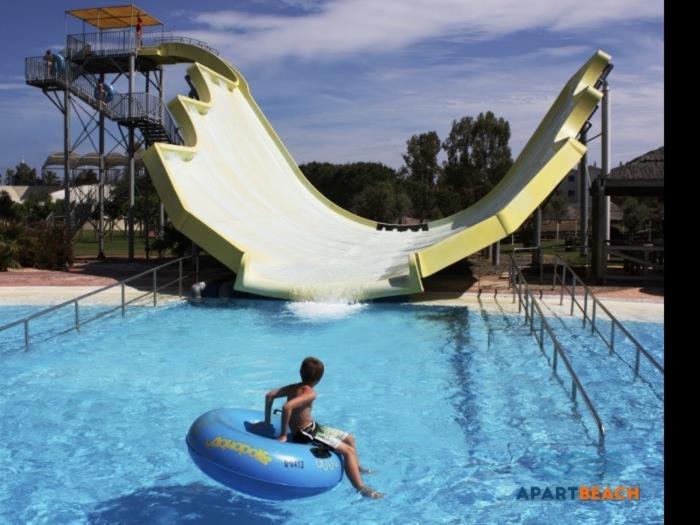 The swimming pool at or close to APARTBEACH ALBORAN 405 CON PISCINA y CLIMATIZADO