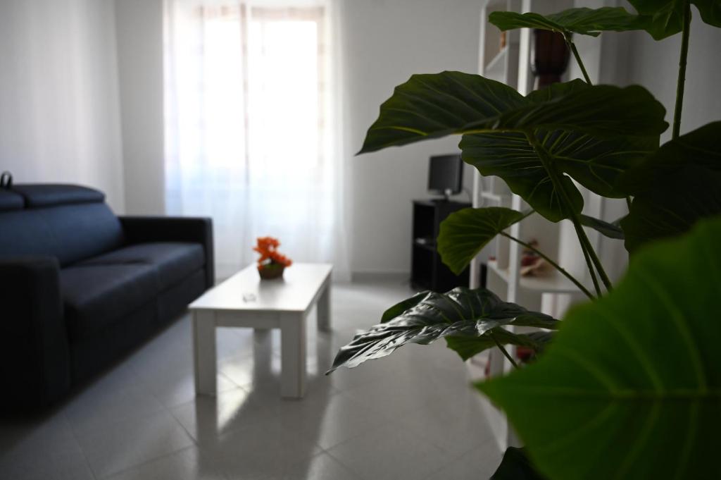 ein Wohnzimmer mit einem Sofa und einem Tisch in der Unterkunft Casa Fea in Vietri
