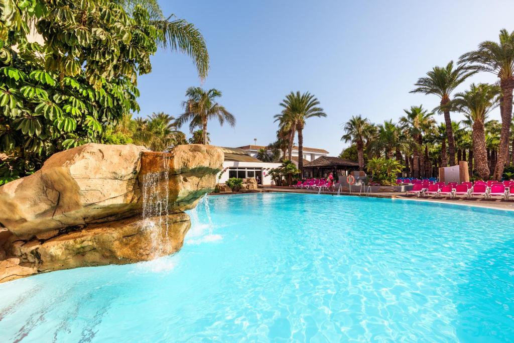 una piscina con cascada en un complejo en Diver Roquetas, en Roquetas de Mar