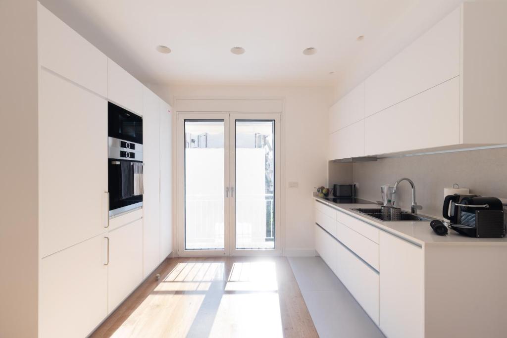 Kuchyňa alebo kuchynka v ubytovaní Wonderful Central Athens 2 Bedroom 2 Bath Sleeps 8