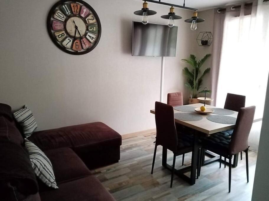 Posedenie v ubytovaní Appartement 4 personnes vue sur la montagne