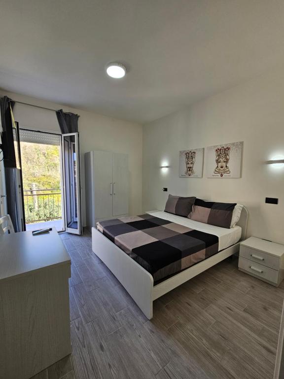 - une chambre avec un grand lit dans l'établissement FronteMare Locazione Turistica, à Porto Empedocle