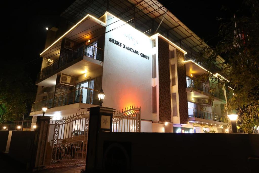 un edificio iluminado por la noche con luces en Nilaya Nest Away, en Alibaug