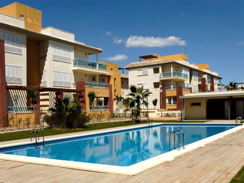 una piscina frente a algunos edificios de apartamentos en Luxury Apartment Los Olivos HK - 99 HDA Golf Resort, en Fuente Alamo