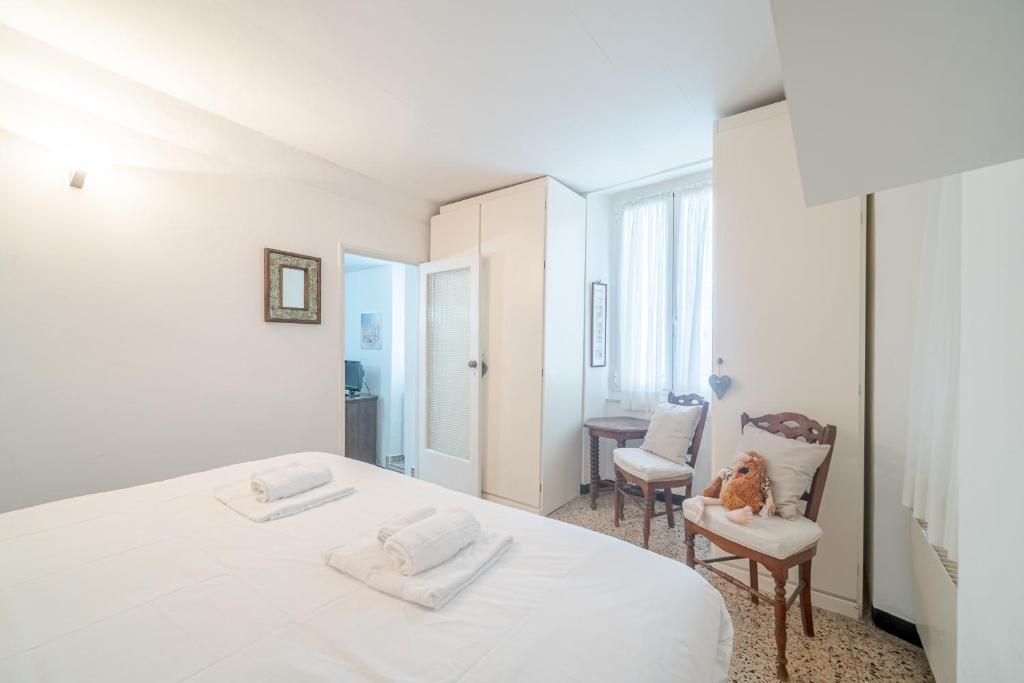 A bed or beds in a room at Sole & Mare Camogli Holiday Apartment