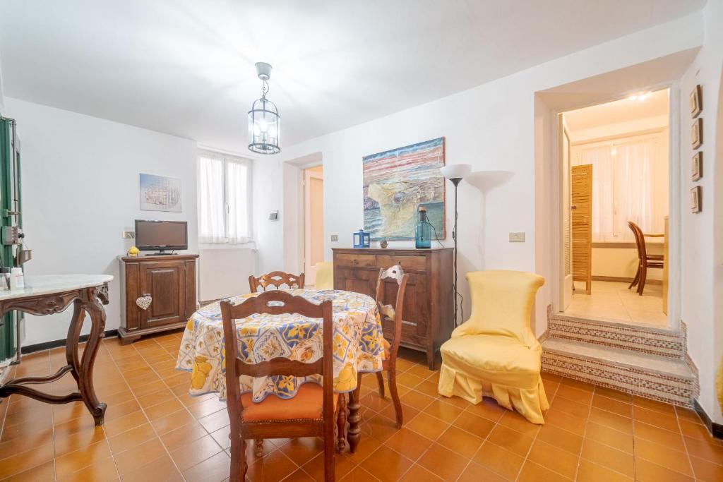A television and/or entertainment centre at Sole & Mare Camogli Holiday Apartment