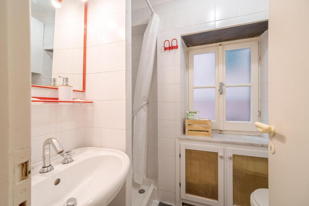 A bathroom at Sole & Mare Camogli Holiday Apartment