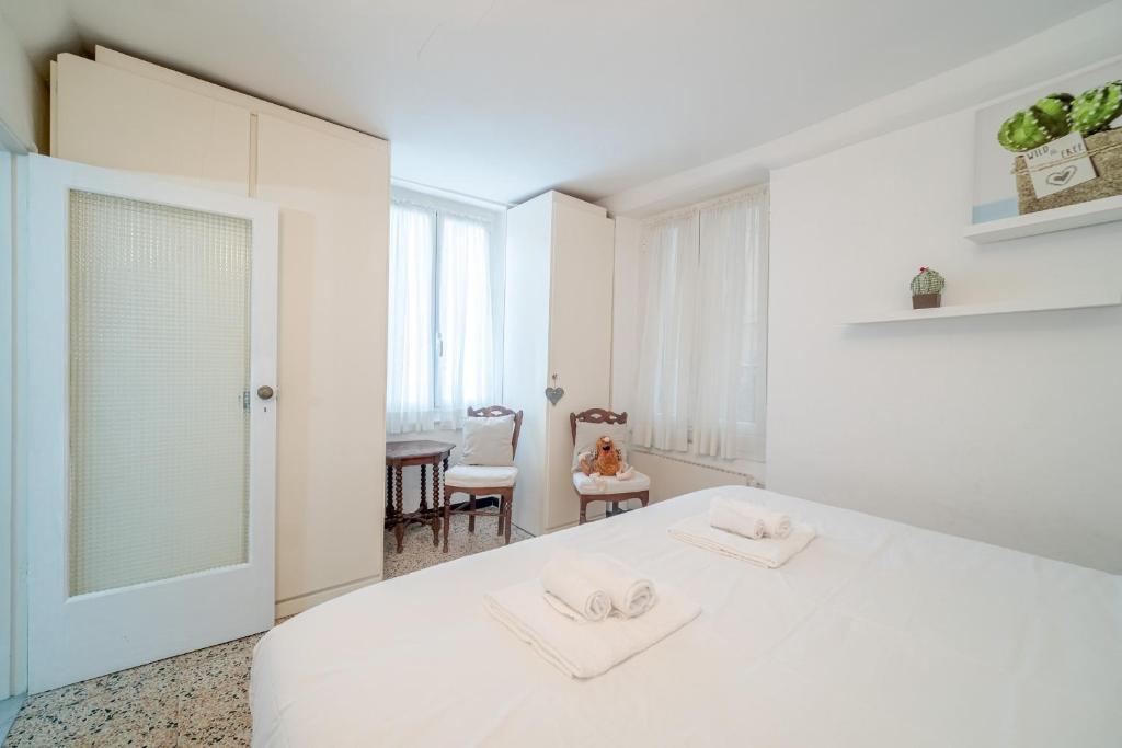 A bed or beds in a room at Sole & Mare Camogli Holiday Apartment