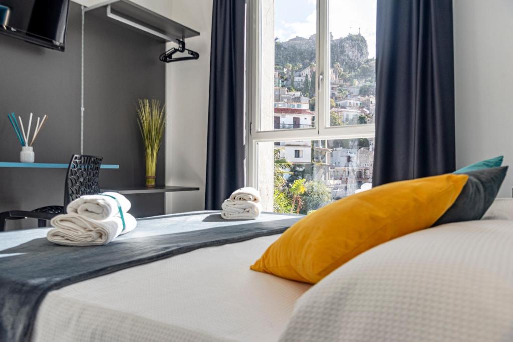 MINERVA LUXURY TOWN CENTER , POOL AND PARKING, Taormina Nove cijene