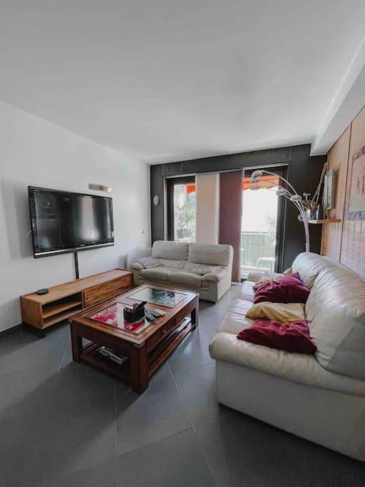 un salon avec un canapé et une table basse dans l'établissement Le Gabian - Centre ville - 4 prs, à Cassis