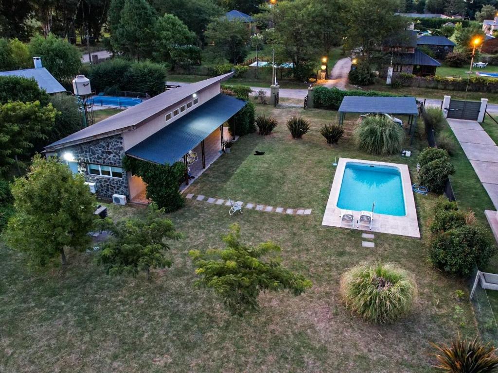 una vista aérea de una casa con piscina en Casaquinta La Morena en Azul