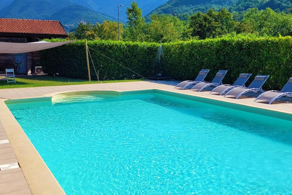 una piscina con tumbonas en un patio en Luxury Private Lunigiana Villa en Bagnone
