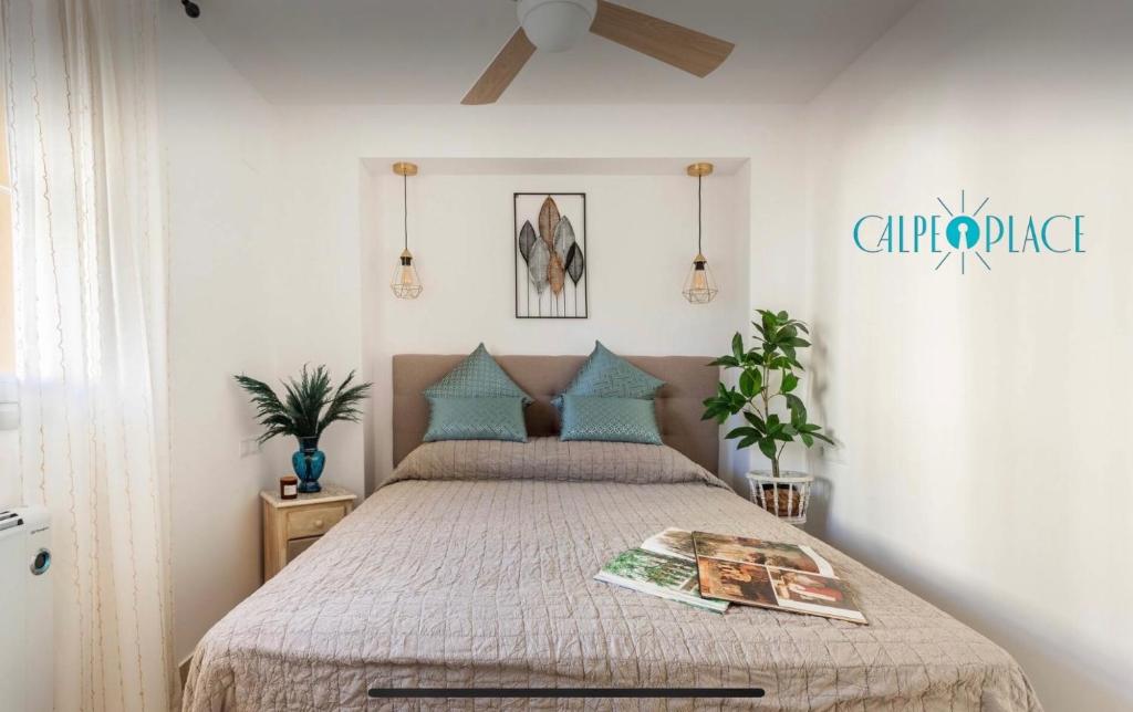 um quarto com uma cama com uma revista em AZAFRAN apartamento para descanso cerca de la playa em Calpe