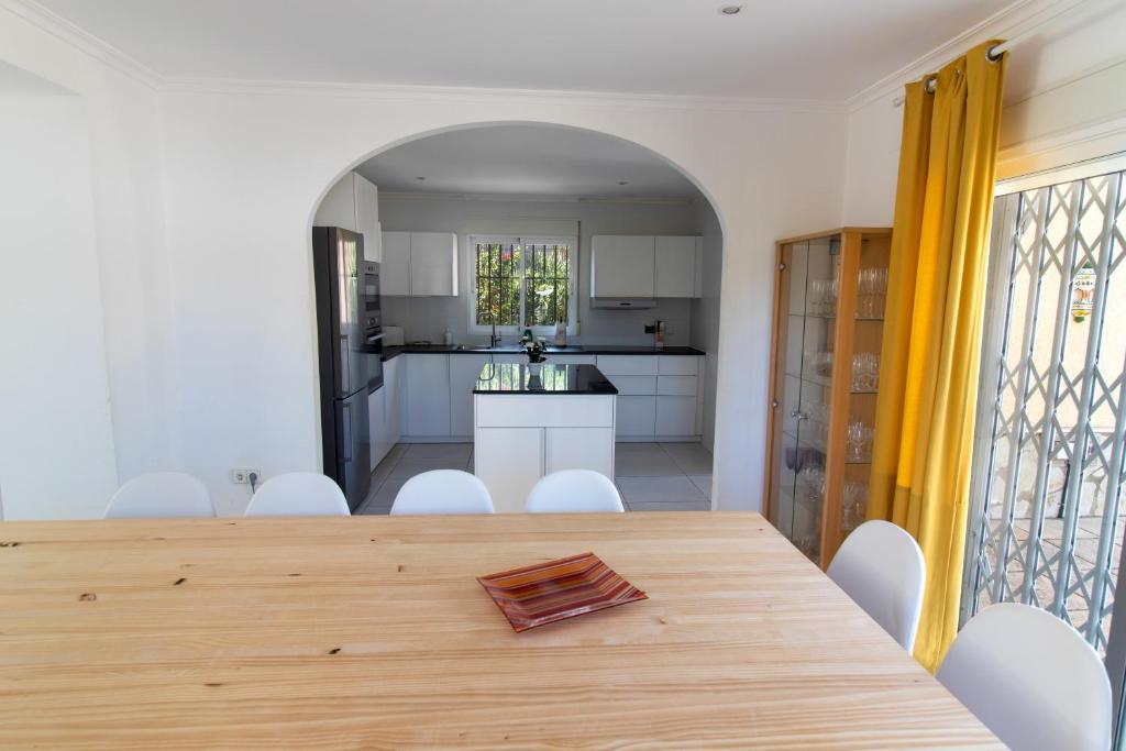 Kuchyň nebo kuchyňský kout v ubytování Villa Reyets 4 bed 3 bath Private Pool