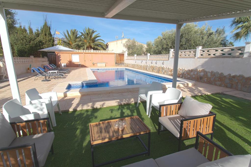Bazén v ubytování Villa Reyets 4 bed 3 bath Private Pool nebo v jeho okolí