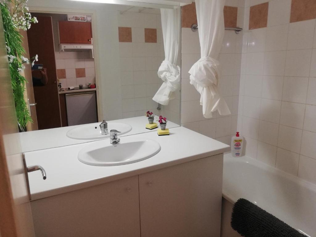 łazienka z umywalką i wanną w obiekcie Appartement les chalets d estives w mieście Cauterets