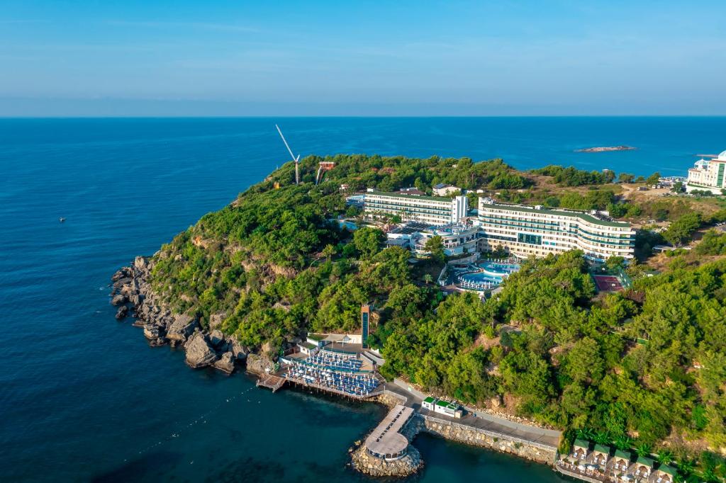una vista aerea di un resort su un'isola nell'oceano di A Good Life Utopia Family Resort a Alanya