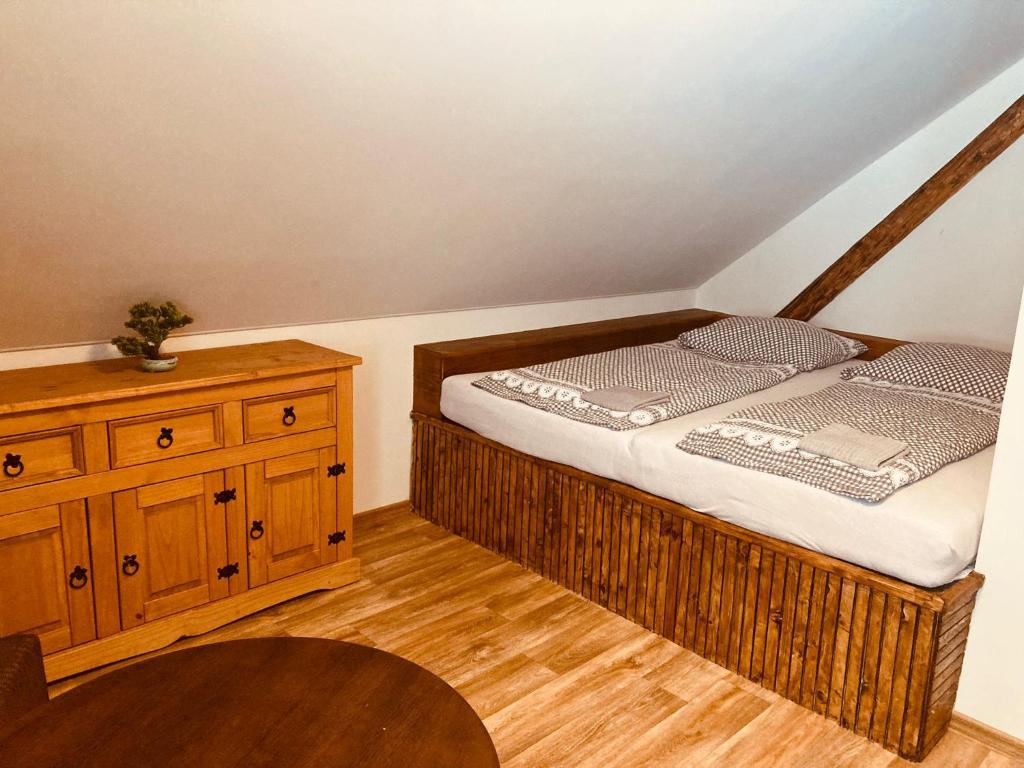 Postel nebo postele na pokoji v ubytování Penzion, Restaurace Jaro Věšín Brdy
