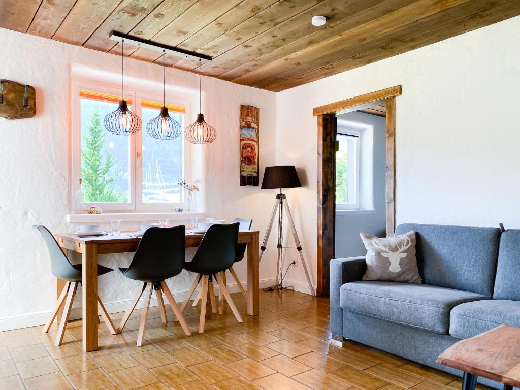 ein Wohnzimmer mit einem blauen Sofa und einem Tisch in der Unterkunft Apartment WILKY in Kaprun in Kaprun