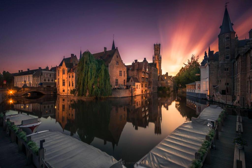 Výhled na řeku, která protéká v blízkosti hotelu