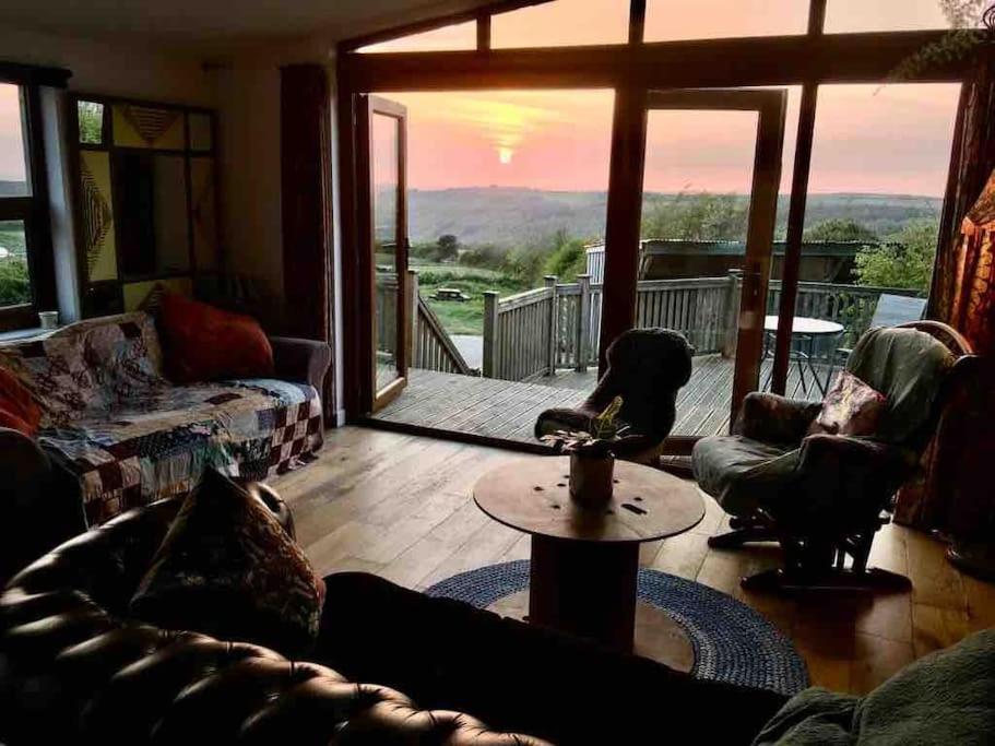 布德的住宿－Spacious cabin on isolated farm with sea view，客厅配有沙发和桌子